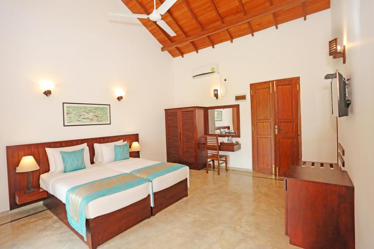 Villa Peacock Walahanduwa Екстериор снимка